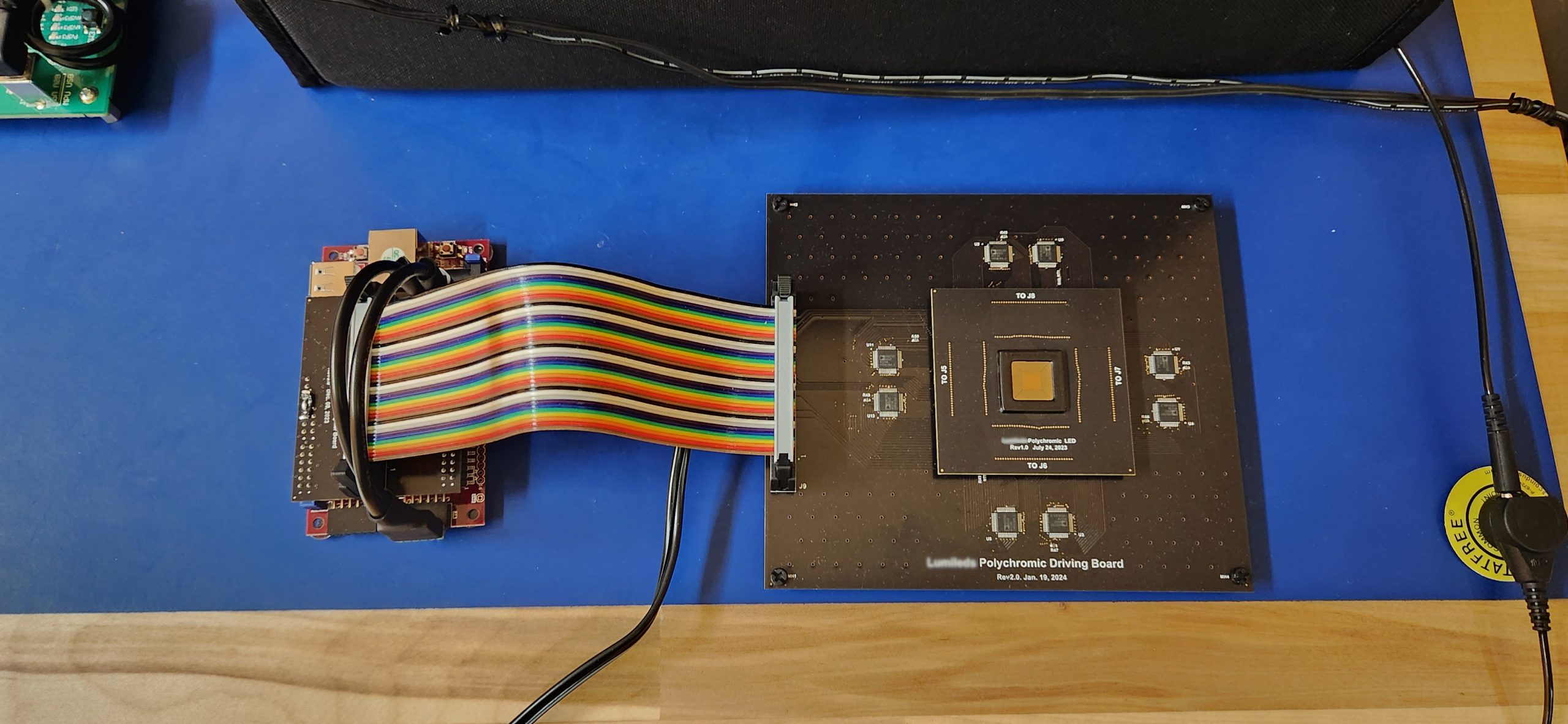 gallery-1 FPGA development board controlling a 64x64 RGB LED device using special tunnel-junctions to reach micro-scale pitch.