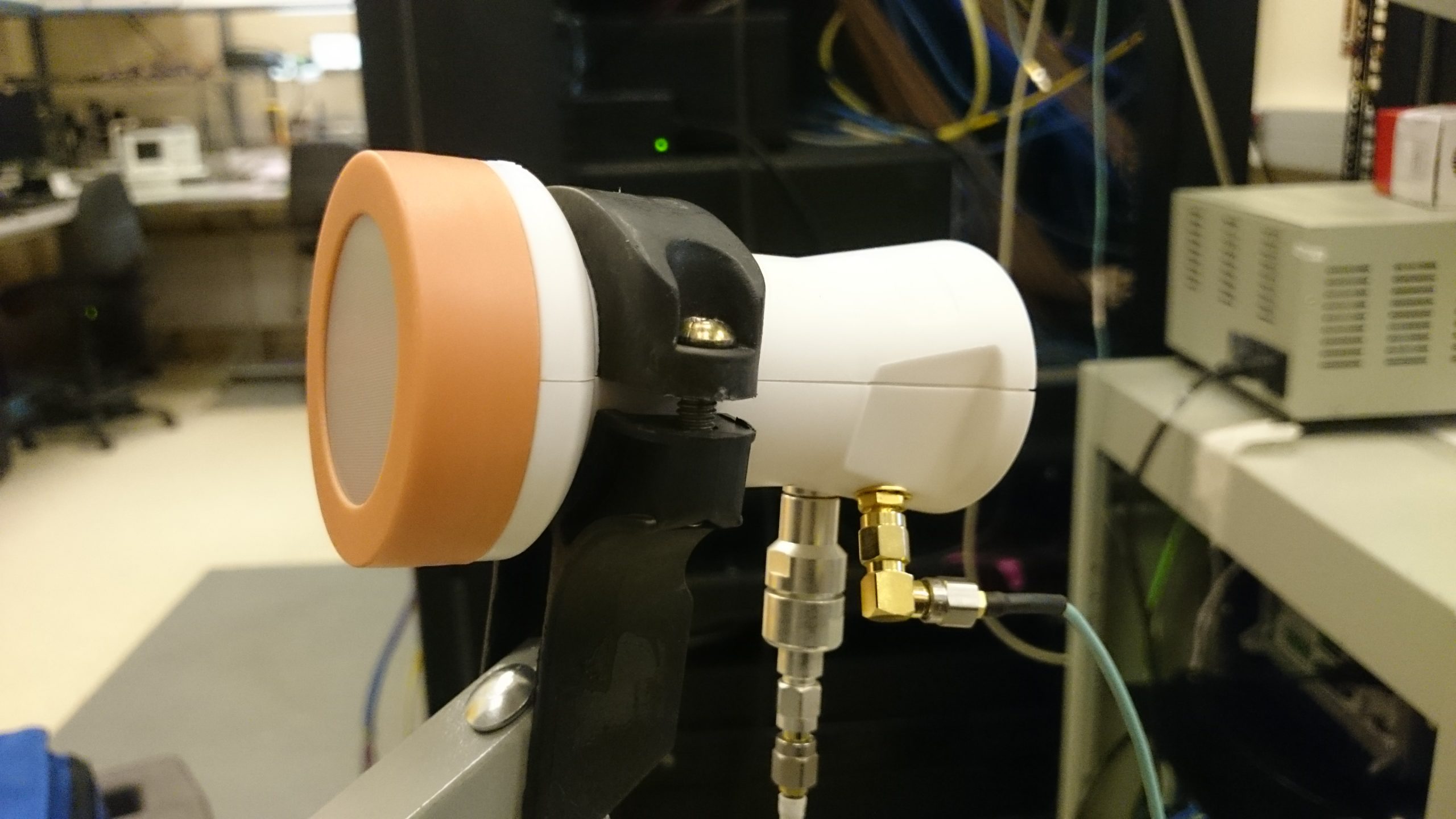 services-01 Hacked commercial low-noise block to work in synchronism with another receptor, allowing data coherence at the correlator side.