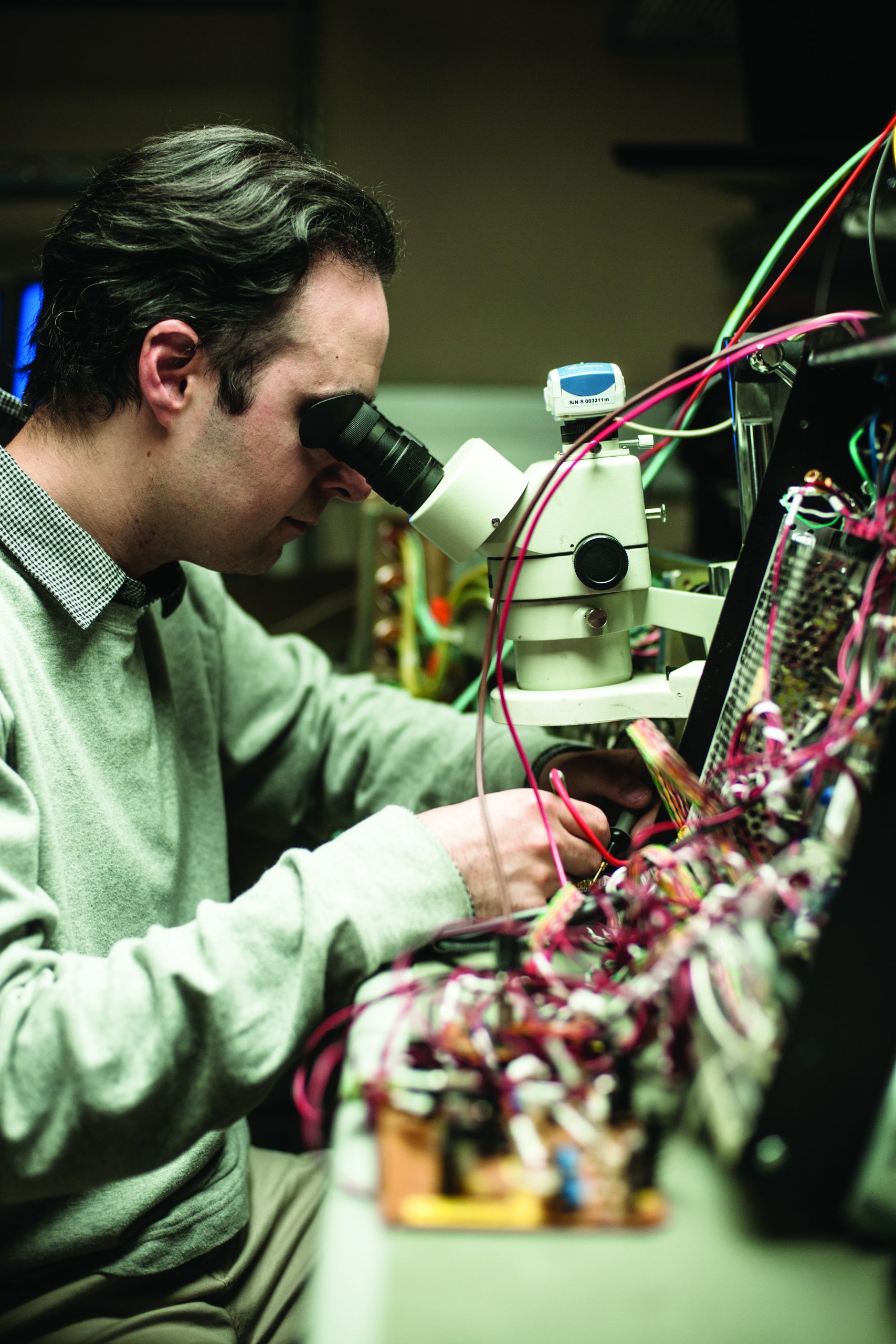 gallery-4 Doing miniature work for the educational interferometer while being captured for the CORFO report as an example of a successful career.